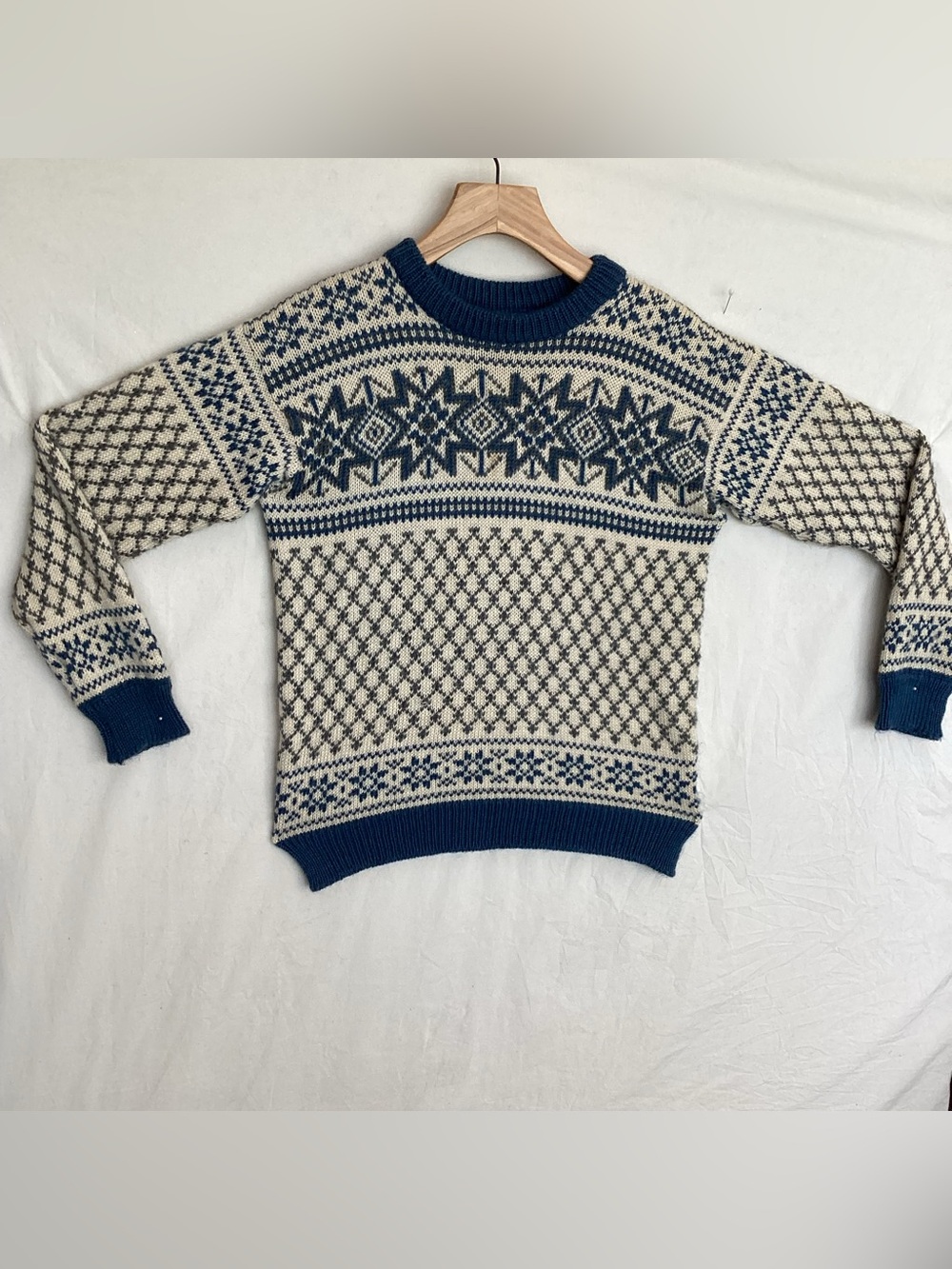 Vintage 1980s Dale of Norway wool Nordic Fair Isle knit sweater snowflakes blue